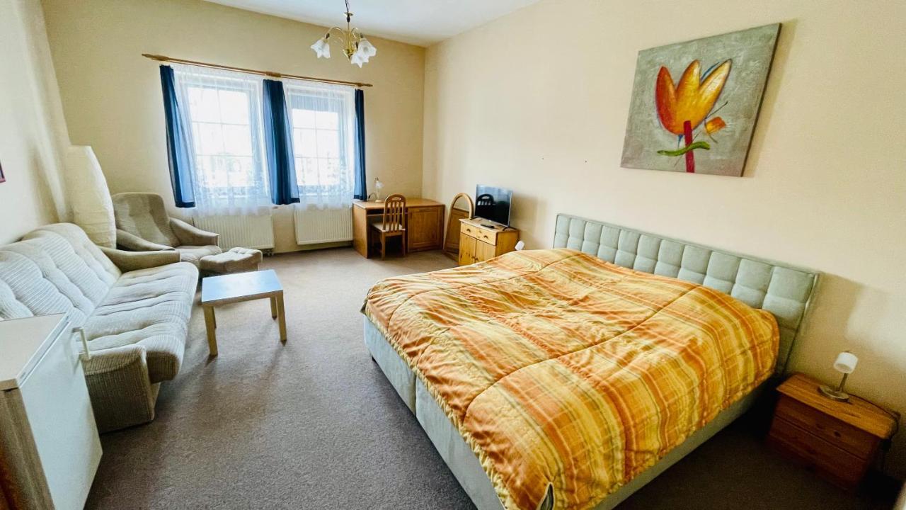 Hotel Kralovsky Dvur Hořice Kültér fotó