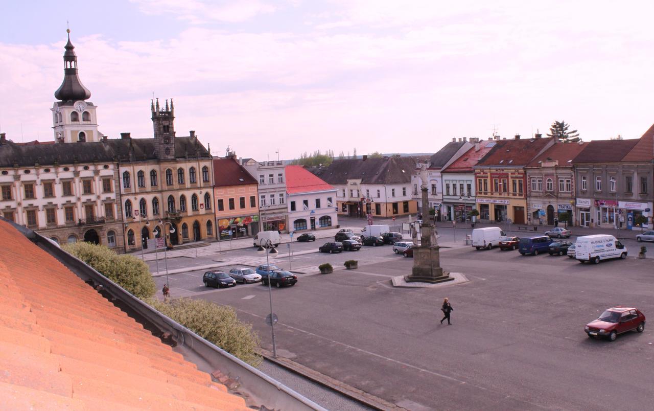 Hotel Kralovsky Dvur Hořice Kültér fotó